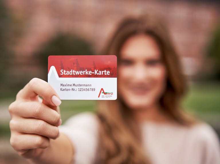 Frau mit Stadtwerke Karte