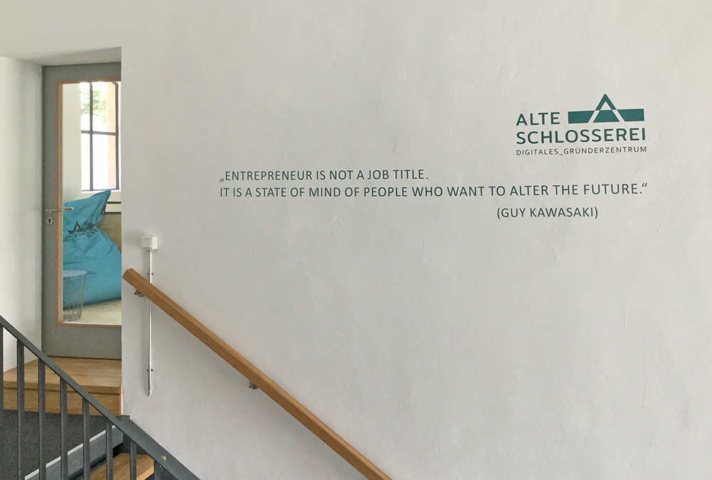 Spruch an der Treppe