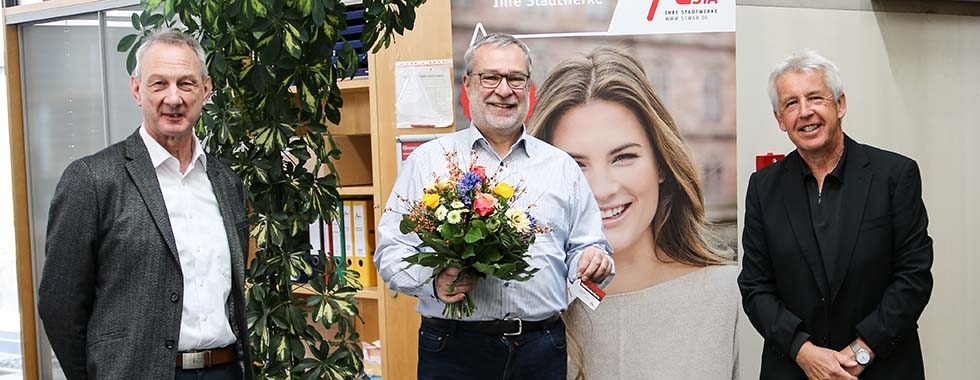 &Uuml;bergabe 11.111. Stadtwerke-Karte v.l.n.r. (J&uuml;rgen Schnack, Vertriebsleiter, Matthias F&uuml;k, Dieter Gerlach, Werkleiter)