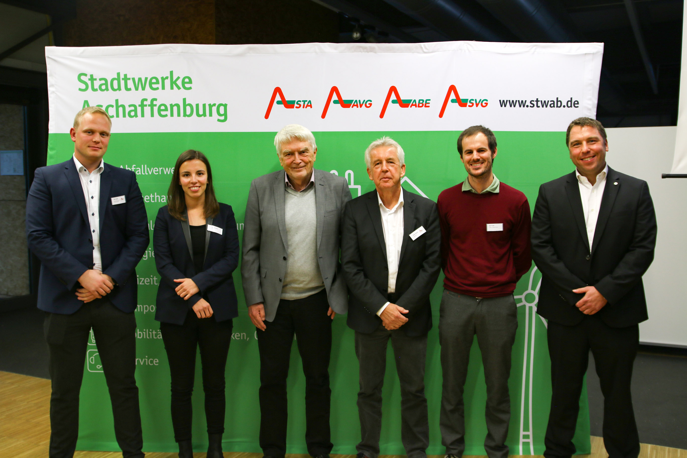 Die Referenten des H2-Workshops der Stadtwerke Aschaffenburg. V. l. n. r.:  Nils Haack Erneuerbare Energien & Sektorenkopplung AVG, Elisabeth Gruber Referentin nationale Angelegenheiten Zentrum Wasserstoff.Bayern, Dr. Hans Strack freier Mitarbeiter der Stadt Alzenau, Dieter Gerlach Werkleiter Stadtwerke Aschaffenburg, Martin Gro&szlig; Landesstelle Wasserstoff Projektmanager Landes Energie Agentur Hessen, Prof. Dr.-Ing. Michael Mann TH Aschaffenburg, Labor Regenerative Elektrische Energiesysteme.