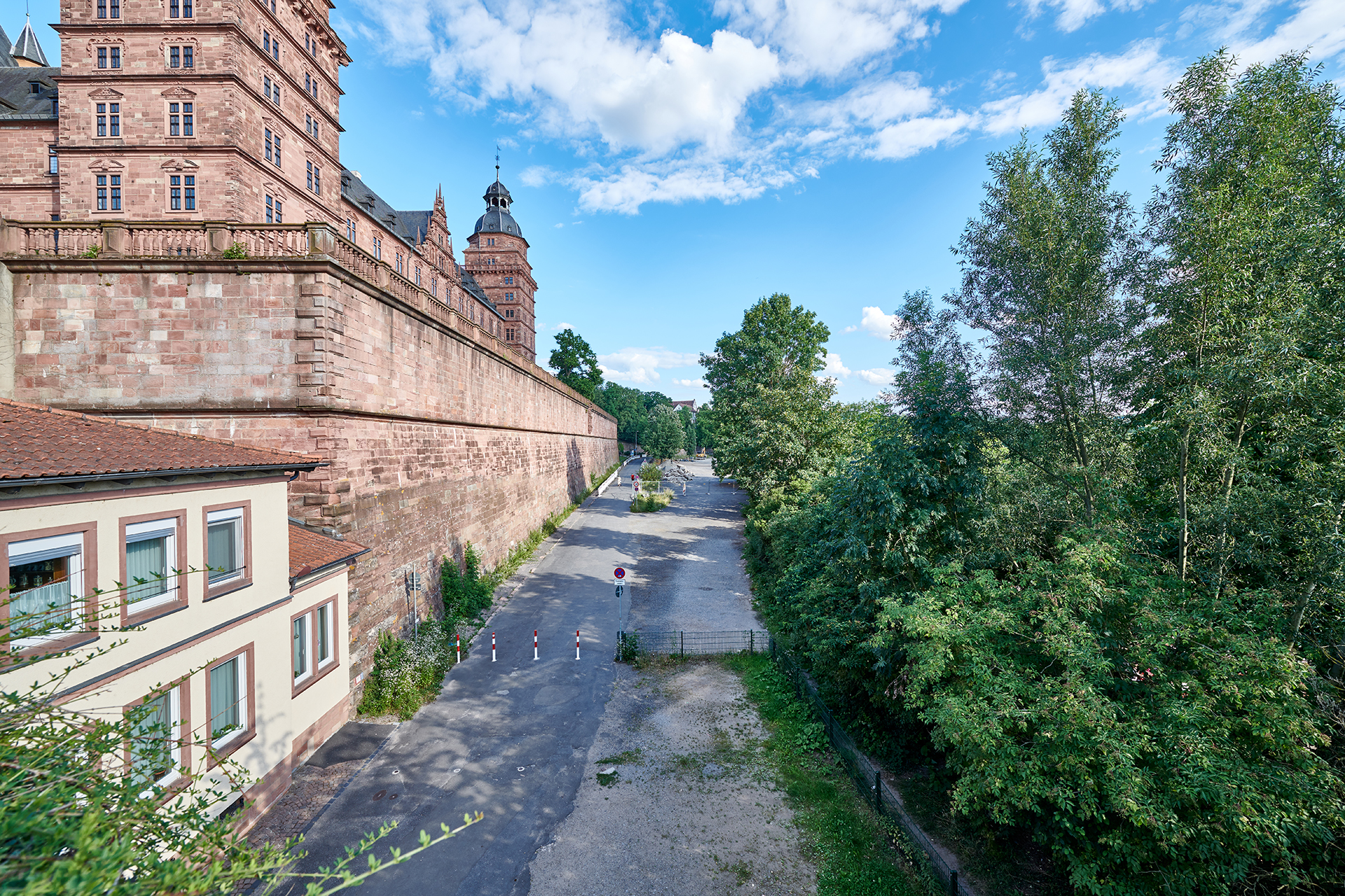 10. Blick zur Wappenmauer