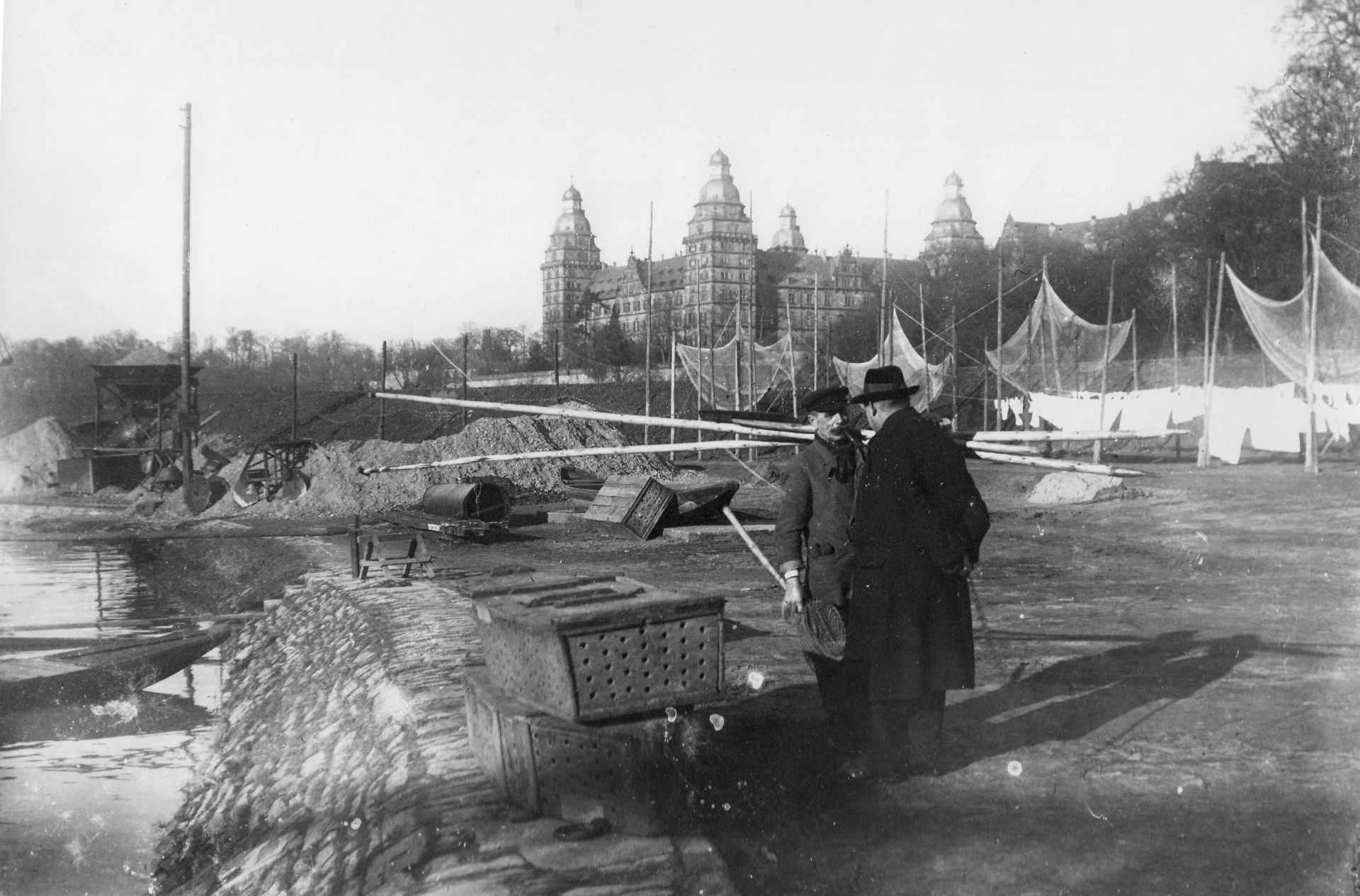 Wäsche und Fischernetze auf den Mainwiesen vor dem Kutscherhof ©Stadt- und Stiftsarchiv Aschaffenburg, Sammlung Stadelmann