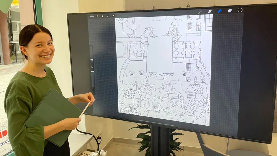 Illustratorin vor Whiteboard bei Erstellung der Illustration.