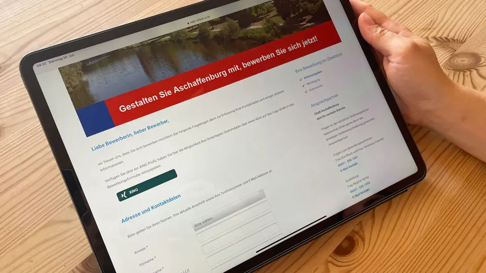 Tablet mit geöffneter Website des neuen Bewerberportals