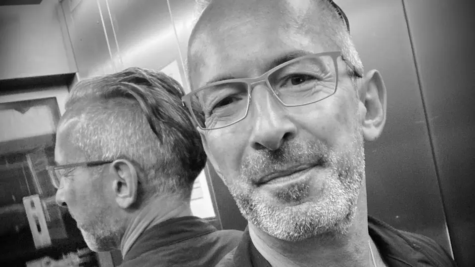 Thilo Vormwald ist aus zwei Perspektiven (vorne und hinten gespiegelt) zu sehen.