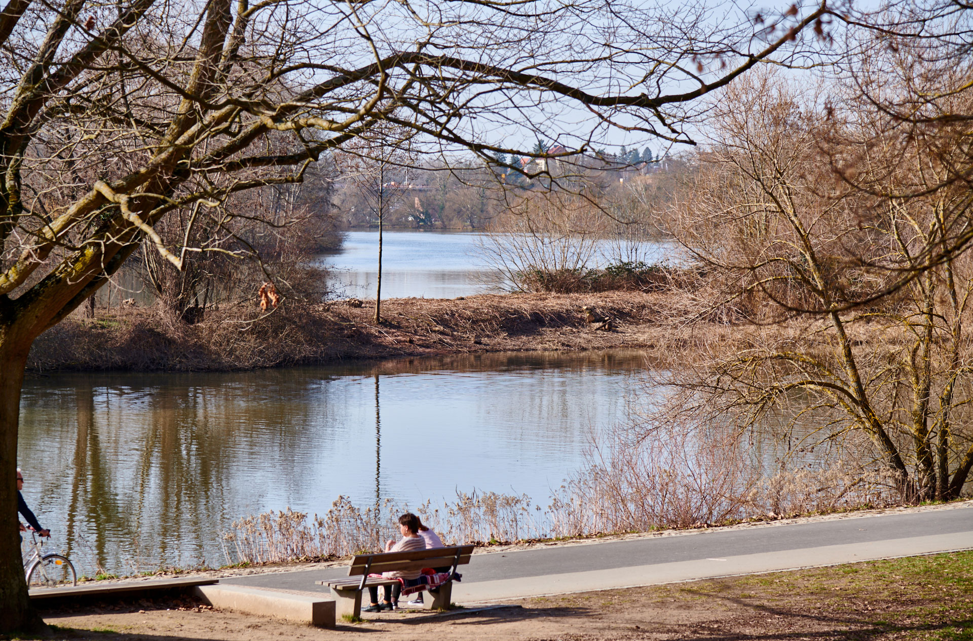 Blick vom oberen Promenadenweg in Höhe Spielplatz, über die neue große Sichtachse main-abwärts ©Thomas Göttemann