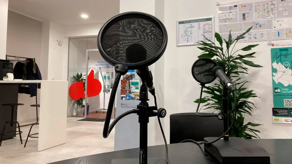 Aufnahmemikrofon auf Tisch im Digitalladen