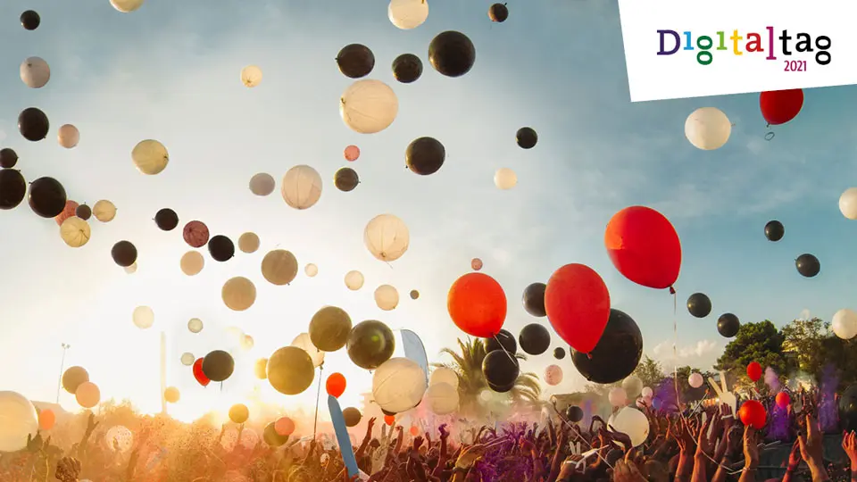 Logo Digitaltag 2021 in der oberen rechten Ecke und Festivalteilnehmende, die Ballons aufsteigen lassen.