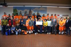  Das gesamte Team der Bauhofs und des Klärwerks bei der Spendenübergabe
