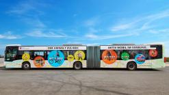  Bus mit Werbung