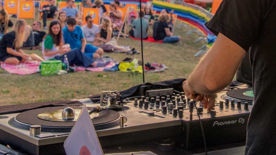 DJ auf der Sommerbühne Schöntal DJ auf der Sommerbühne Schöntal