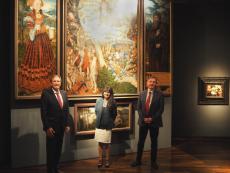 Vor dem Magdalenenaltar im Stiftsmuseum: Oberbürgermeister Jürgen Herzing, Bereichsleiterin Touristik Waltraud F. Gulder, Direktor Dr. Thomas Schauerte (Foto: Natalie Ungar)