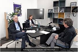 Bild zum Podcastgespräch mit Claudia Schoeppl, Dr. Vaios Kalogrias und Bruno Geißel
