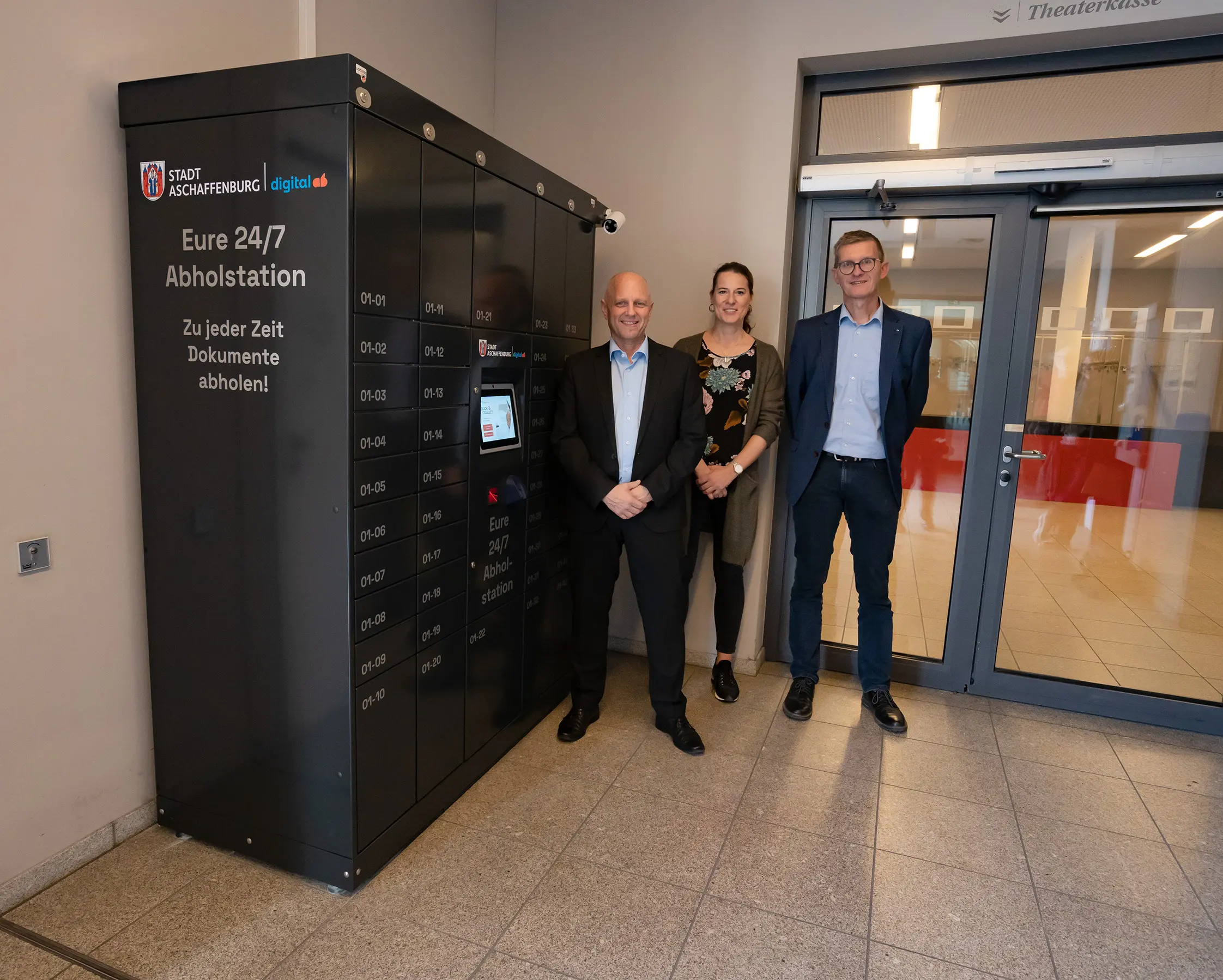 38-dokument-8-11-22 Die neue Bürgerservice-Station steht den Bürgerinnen und Bürgern jetzt offiziell zur Verfügung. Das Projekt wurde gemeinsam von den Bereichen E-Government und Bürgerservice der Stadt Aschaffenburg umgesetzt (v.l.n.r.: Bürgermeister und Digitalreferent Eric Leiderer; Sachgebietsleiterin des Bürgerservicebüros Britta Staab; Leiter des Bürgeramts Wolfgang Zeiler) © bornemann fotodesign