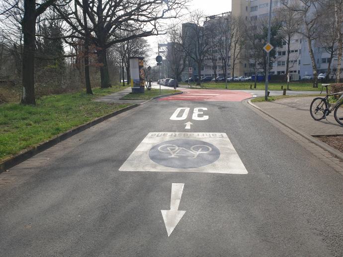 Foto mit der neuen Markierung "Fahrradstraße" in der Deutschen Straße