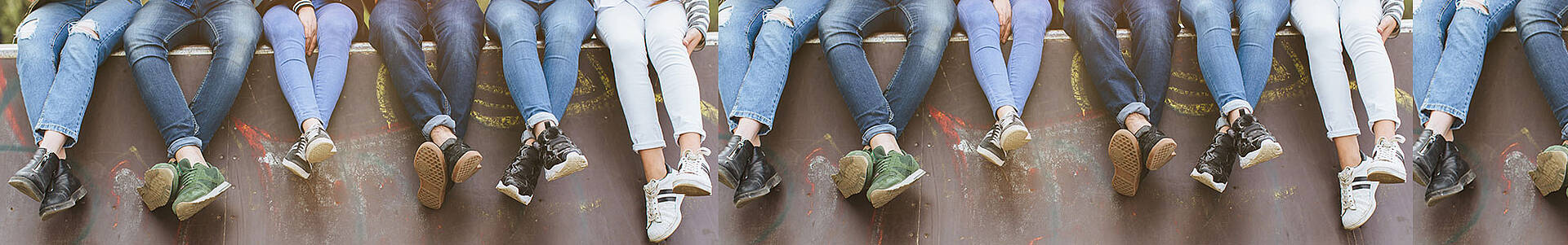 Foto: 14 Kinder sitzend auf einer Mauer