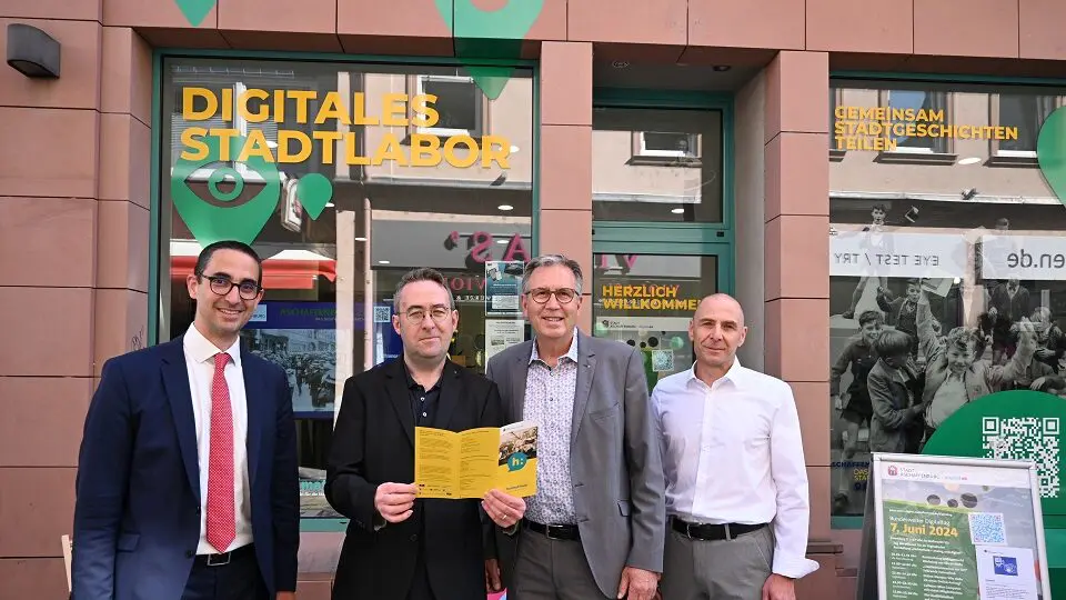 5. Bundesweiter Digitaltag: Vier Personen vor dem Digitalladen Aschaffenburg zu sehen.
