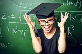 Fröhliches Kind mit Uni-Kappe vor einer Schultafel - Seite "Kinder-Uni" aufrufen
