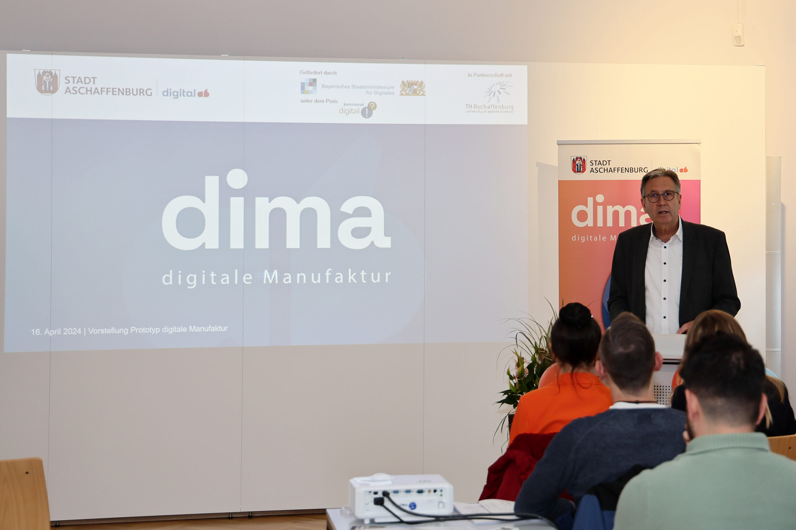 16.04.2024 – Aschaffenburg, Stadt- und Stiftsarchiv – Digitale M Oberbürgermeister Jürgen Herzing
