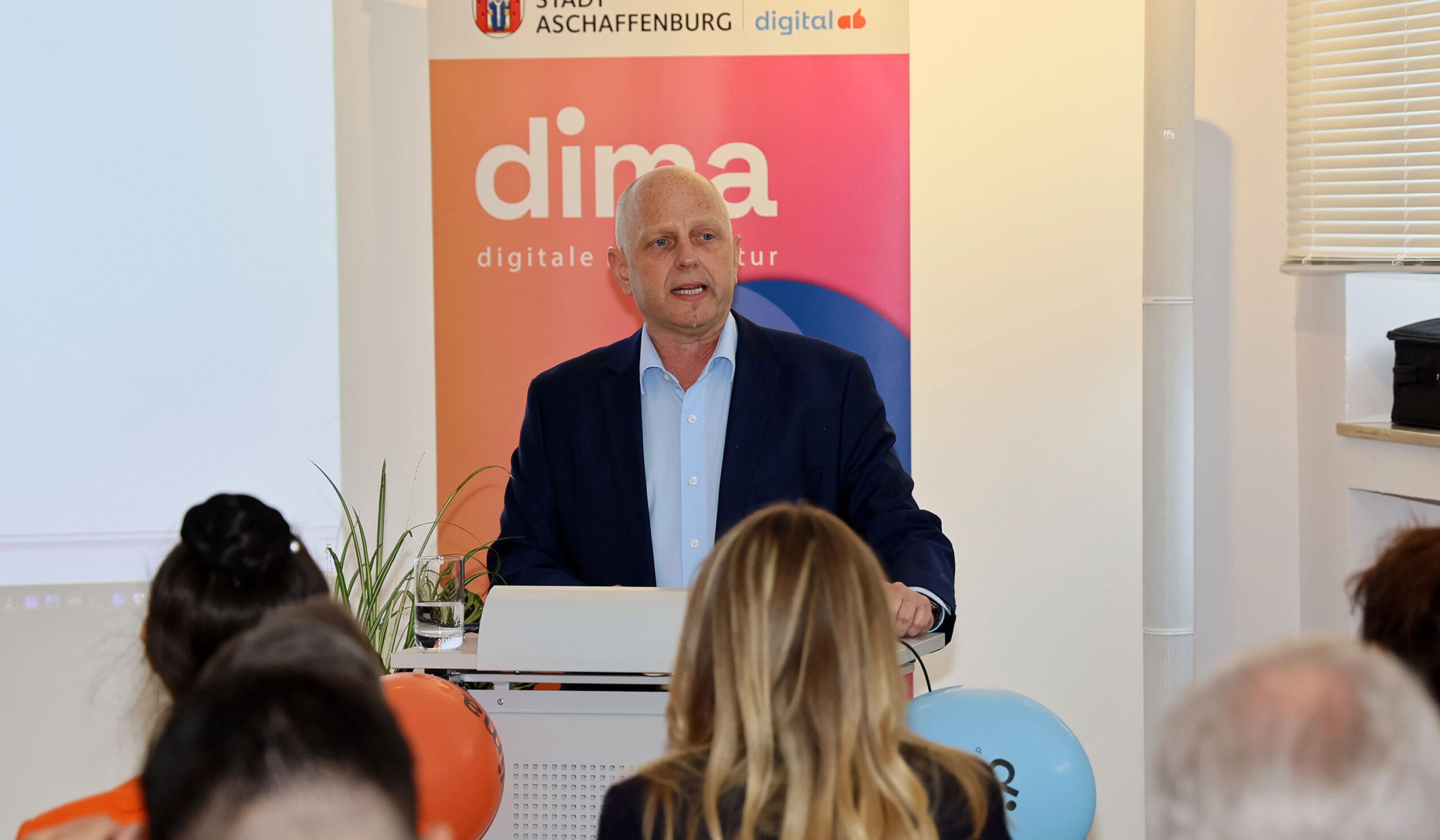 Bürgemeister Eric Leiderer bei der Vorstellung der dima
