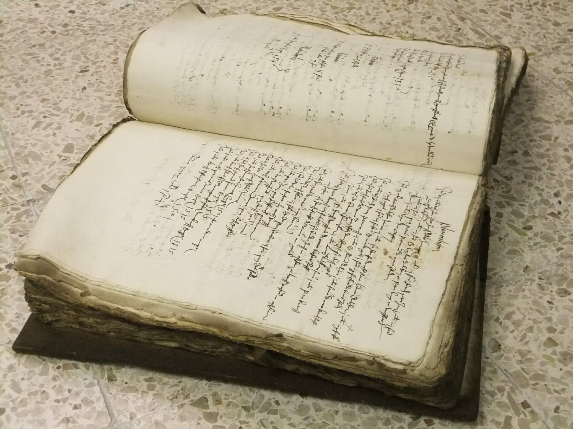 Verschmutztes und beschädigtes historisches „Amtsbuch“ aus dem Stiftsarchiv (Stiftsarchiv Nr. 5531 / Foto: Frank Luther).
