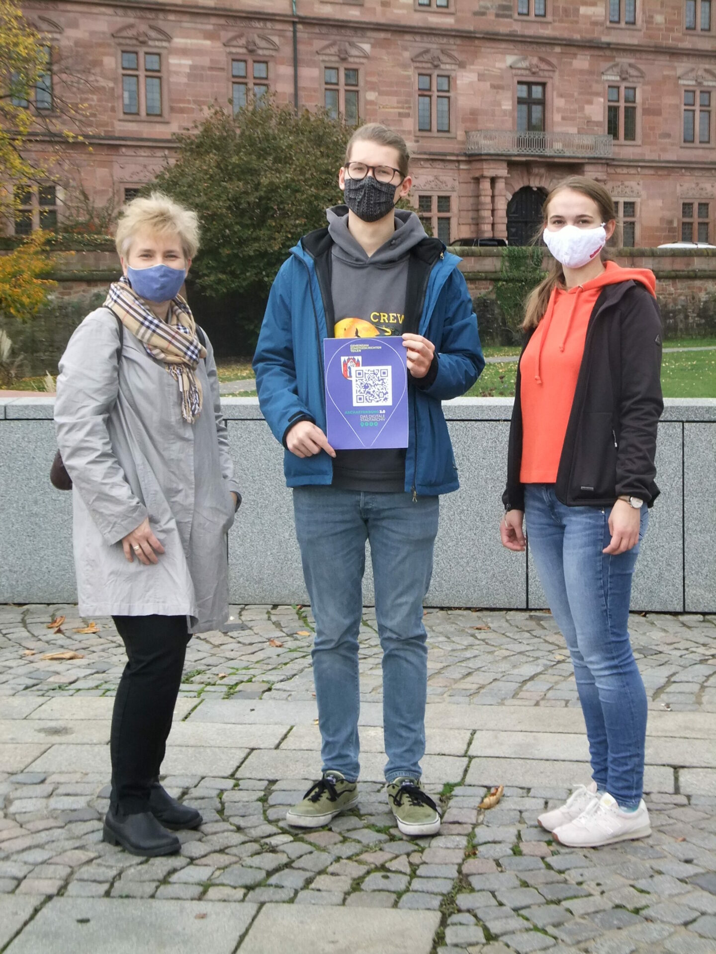 Teamfoto beim Aufkleber verteilen in Aschaffenburg