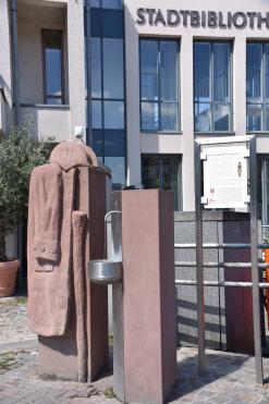  Trinkbrunnen vor der Stadtbibliothek