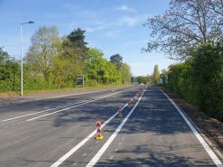Foto mit Blick auf die Großostheimer Straße mit dem neuen geschützten Radfahrstreifen