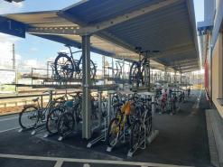 Foto mit den Fahrradabstellplätzen an Gleis 1