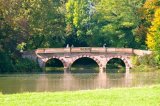 Die rote Br&uuml;cke im Park Sch&ouml;nbusch. 