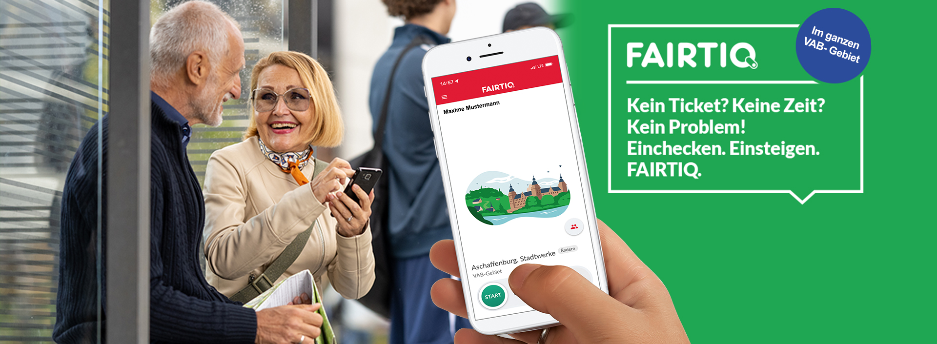 &Auml;lteres Paar mit Smartphone sitzt auf Bank, Hinweis auf Fairtiq