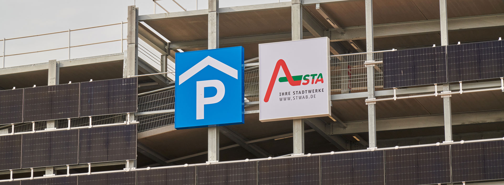 Stadtwerke Logo und Parkhaus Schild
