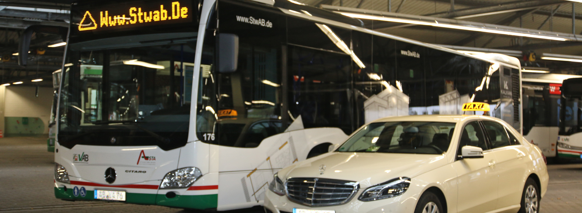 Bus und Taxi