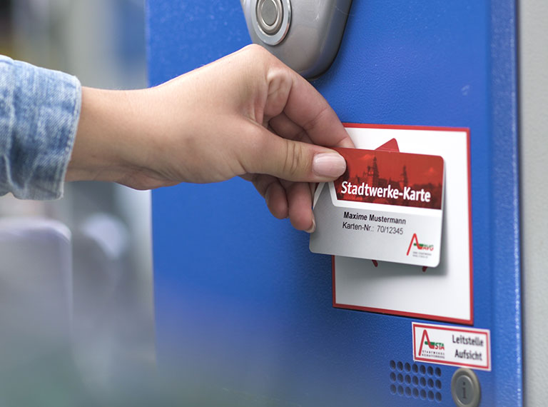 Foto Hand mit Stadtwerke Karte am Leseger&auml;t
