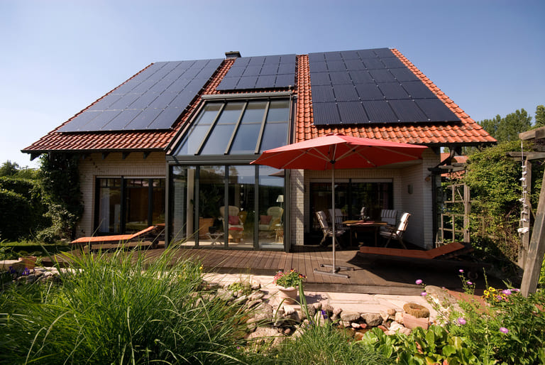 Haus mit Solarpanelen auf dem Dach.
