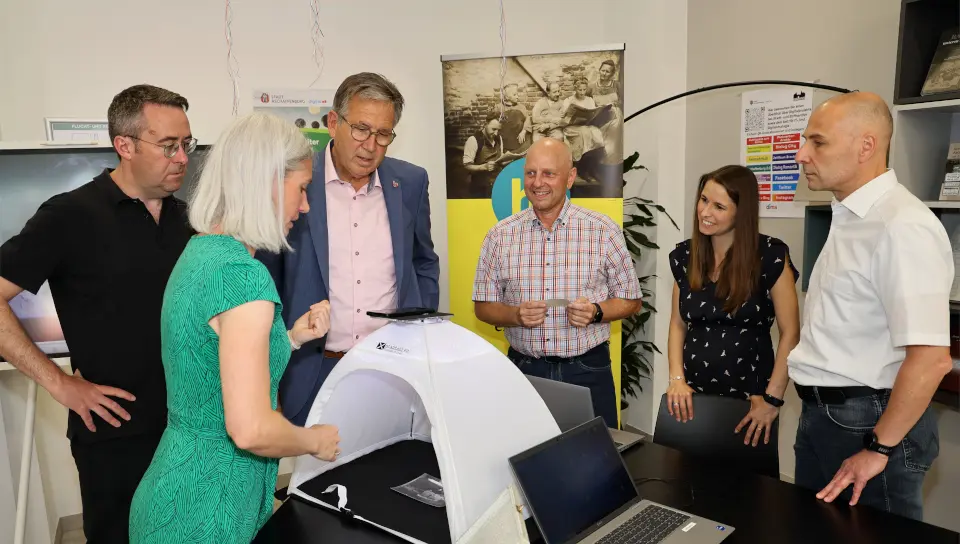 Zu sehen sind (v.l.n.r.): Dr. Joachim Kemper (Amtsleiter Stadt- und Stiftsarchiv), Anna Hein-Schwesinger, Oberbürgermeister Jürgen Herzing, Bürgermeister Eric Leiderer, Dr. Marianne Hock-Döpgen (Leiterin DGZ Aschaffenburg), Markus Stein (Amtsleiter IT und Digitalstrategie)