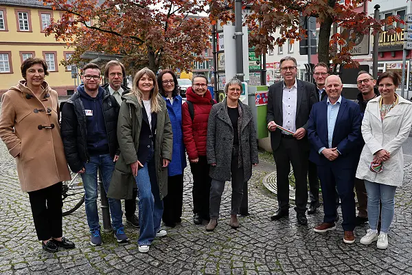 Abschlussveranstaltung DIMA Prof. Dr. Eva-Maria Beck-Meuth (Präsidentin, TH AB) Johannes Krausert (Student an der TH AB; Praktikant bei Prof. Dr. Weidl) Dr. Stefan Berres (wissenschaftlicher Mitarbeiter, TH AB) Katharina Franz (Mitarbeiterin Fakultät Ingenieurwissenschaften) Prof. Dr. Timea Illes-Seifert (Professorin für Software Engineering, TH AB) Prof. Dr. Galia Weidl (Professorin für Vernetzte urbane Mobilität – Lernende Infrastruktur, TH AB) Lena Hoffmann (Stadt Aschaffenburg, Amt für IT und Digitalstrategie, Projekt dima) Oberbürgermeister Jürgen Herzing Prof. Dr.-Ing Konrad Doll (Professor für Kooperative automatisiere Verkehrssysteme, TH AB), Bürgermeister und Digitalreferent Eric Leiderer Jörn Büttner (Radverkehrsbeauftragter der Stadt Aschaffenburg) Annegret Aulbach (Stadt Aschaffenburg, Amt für IT und Digitalstrategie, Projektleiterin dima) (Foto: Ralf Hettler / Stadt Aschaffenburg)