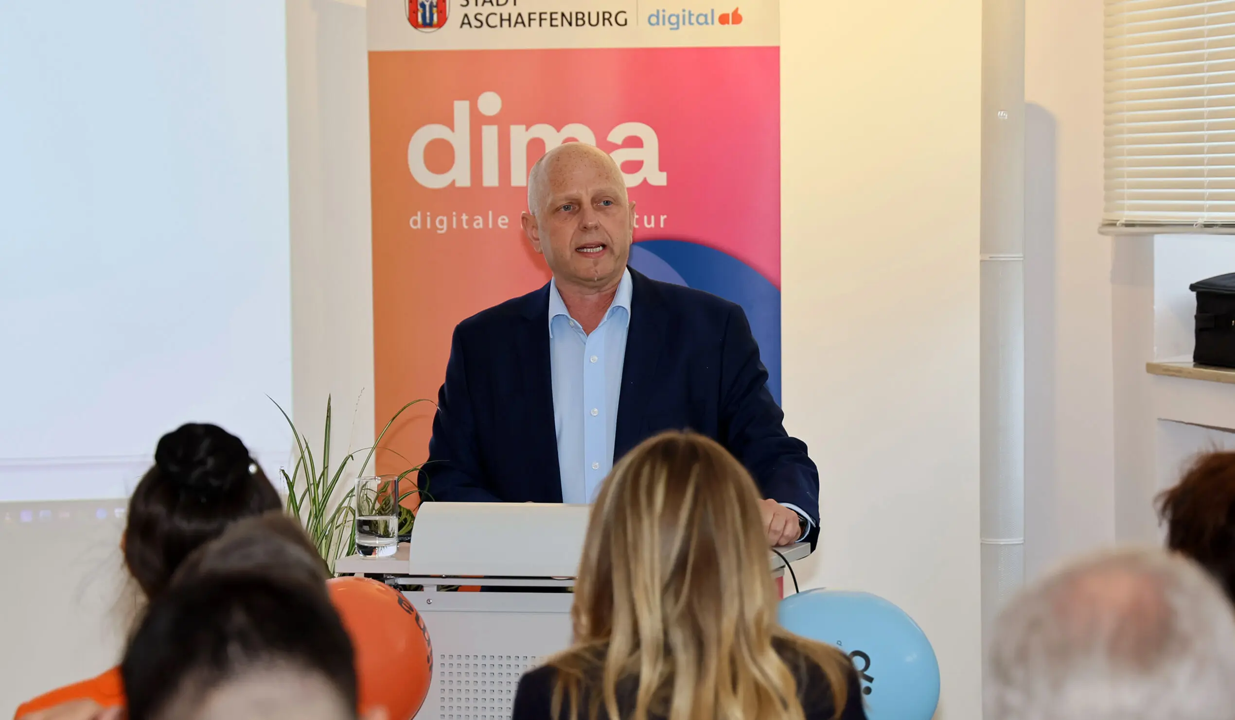 Bürgemeister Eric Leiderer bei der Vorstellung der dima