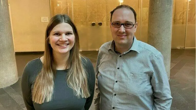 Ann-Kathrin Marquart ( Projektkoordinatorin eGovernment | Schwerpunkt OZG) & Bernd Grebner (Sachgebietsleiter Ausländer- und Staatsangehörigkeitswesen)