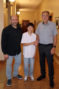  Gitarrenlehrer Ivo Kaltchev, Preisträger Alex Mu und Oberbürgermeister Jürgen Herzing bei der Ehrung im Rathaus. 