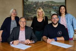 Stadt und Stadtjugendring unterzeichnen Vertrag