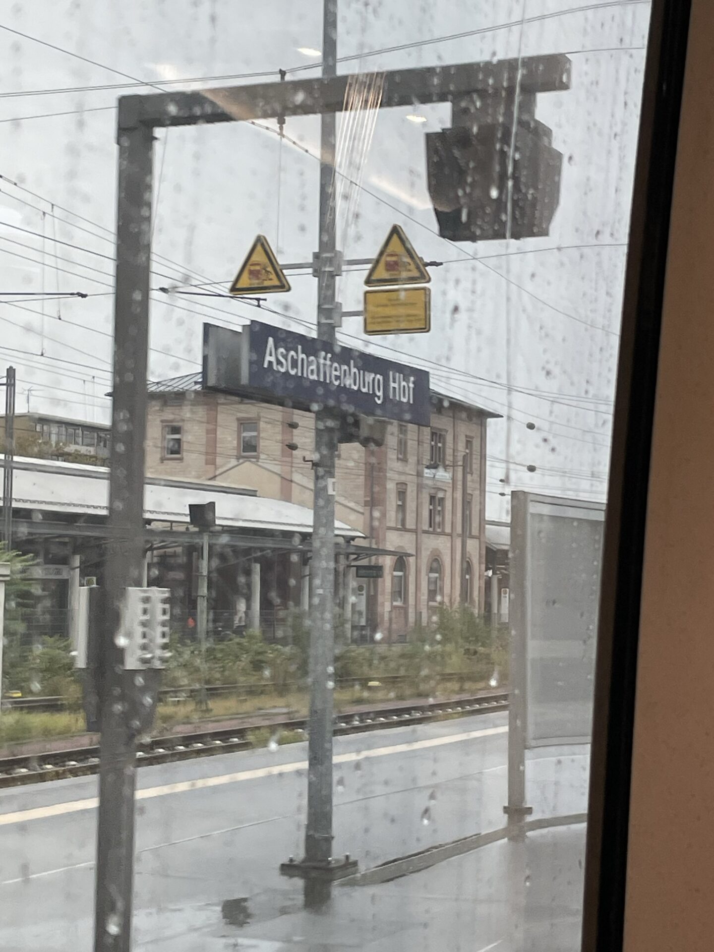 Hauptbahnhof Aschaffenburg im Regen