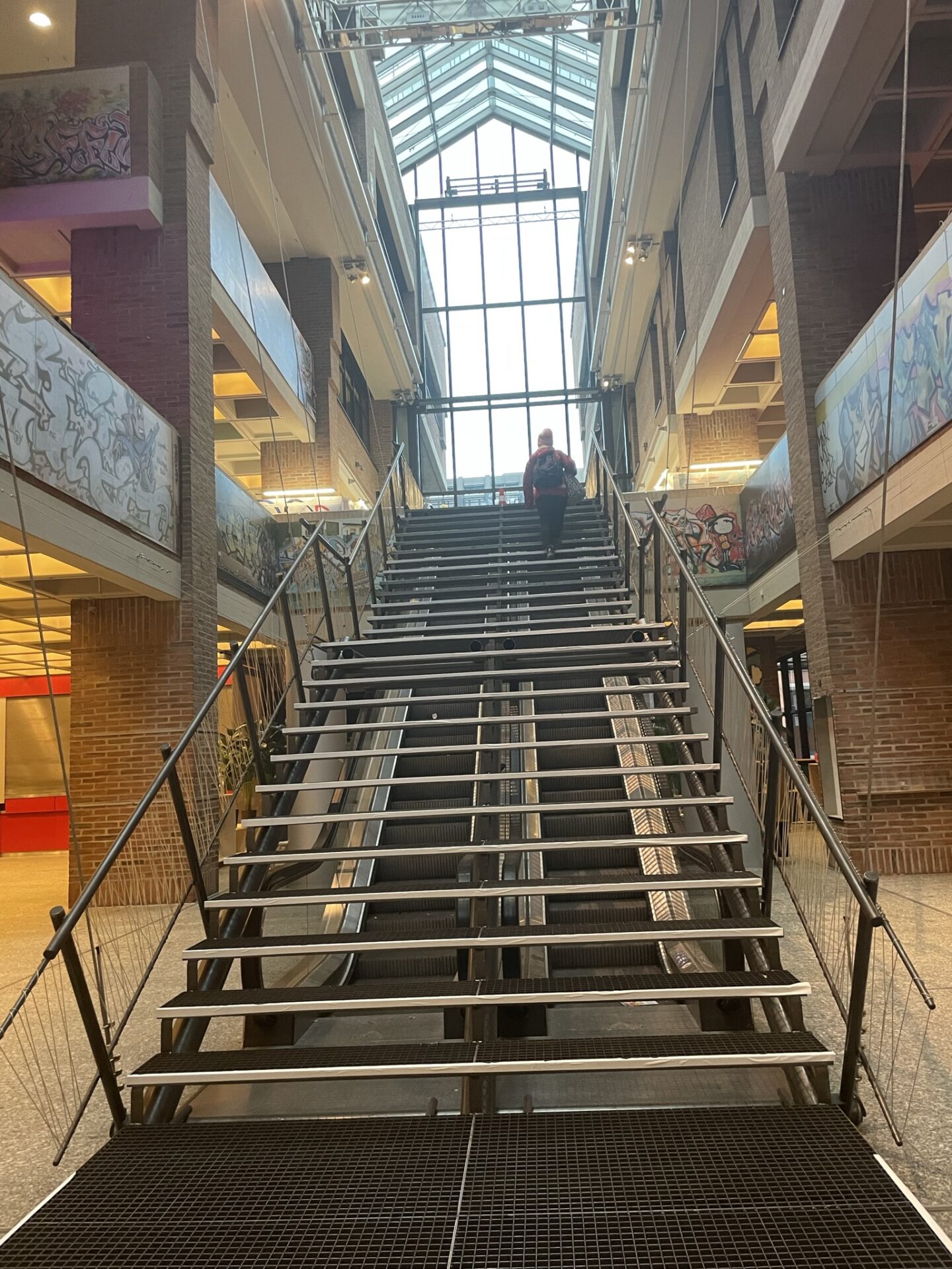 Mit Treppenkonstrukt überbaute Rolltreppe im Kulturzentrum Gasteig