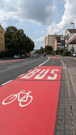 Foto der Schillerstraße mit der neuen Markierung