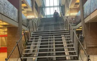 Mit Treppenkonstrukt überbaute Rolltreppe im Kulturzentrum Gasteig