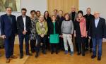  Stiftungsvorstand und Mitglieder des Stiftunfsrats freuen sich mit den Spendenempfängern über die Ausschüttung