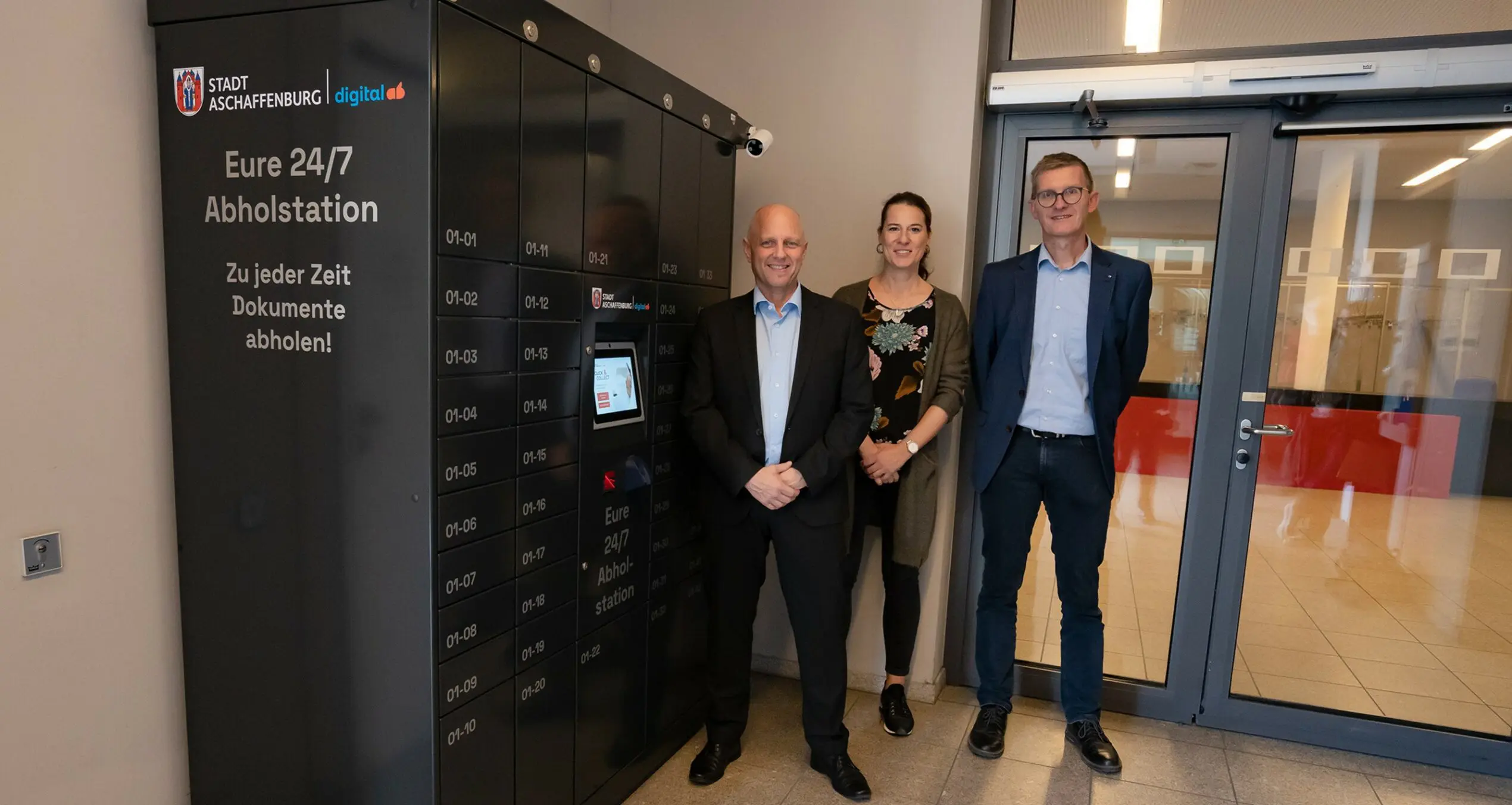 Die neue Bürgerservice-Station steht den Bürgerinnen und Bürgern jetzt offiziell zur Verfügung. Das Projekt wurde gemeinsam von den Bereichen E-Government und Bürgerservice der Stadt Aschaffenburg umgesetzt (v.l.n.r.: Bürgermeister und Digitalreferent Eric Leiderer; Sachgebietsleiterin des Bürgerservicebüros Britta Staab; Leiter des Bürgeramts Wolfgang Zeiler) © bornemann fotodesign