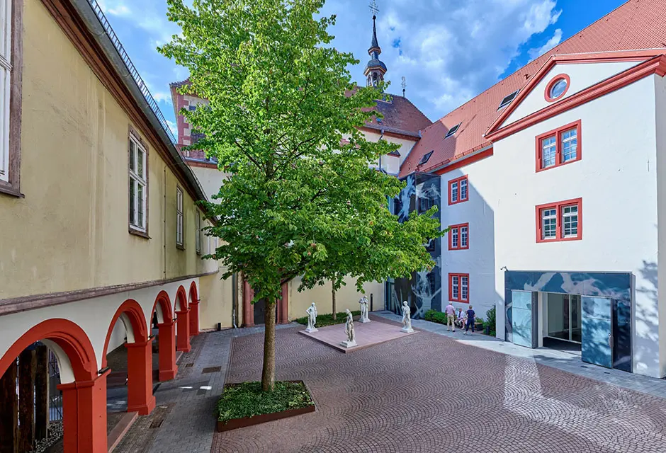 Gemeinsamer Arkadenhof Christian Schad Museum und Kunsthalle Jesuitenkirche