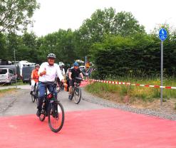 Oberbürgermeister Jürgen Herzing fährt auf dem neuen Radweg