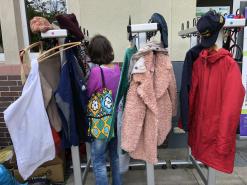  Kleiderständer mit Kleidung